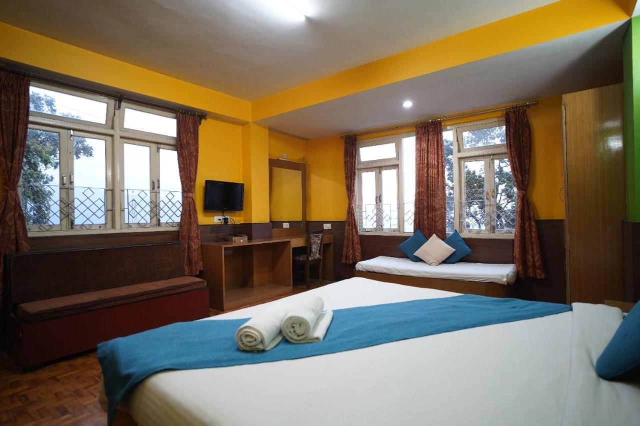 Hotel Due Pond Near Palzor Stadium Gangtok ガントク エクステリア 写真